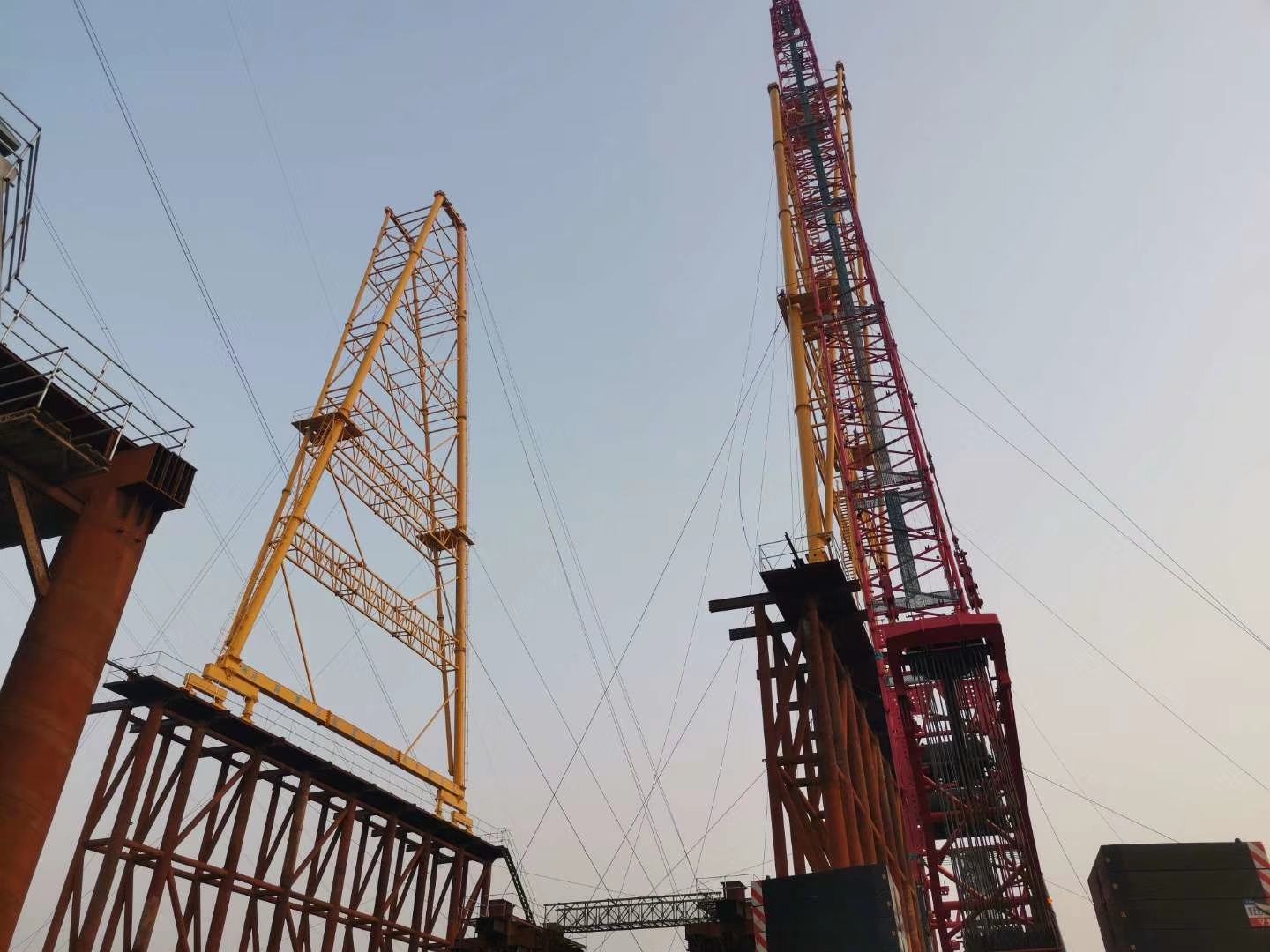 中交二公局濟(jì)南跨黃河橋項(xiàng)目，MG120噸-36米跨-54米高龍門吊，