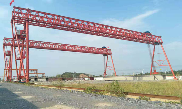 廣東清遠(yuǎn)MG120/10噸-24米跨-12米提升4臺(tái)龍門吊陸續(xù)進(jìn)場拼裝中