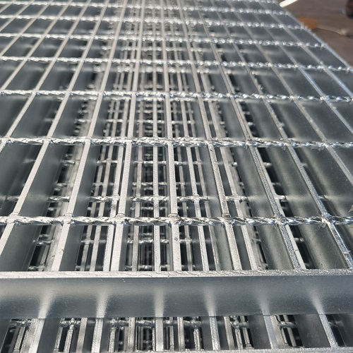 冬季路面濕滑：汽車坡道鍍鋅鋼格板鋼格柵水溝蓋板的安全保障