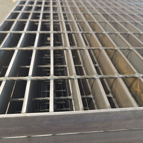 工業(yè)平臺(tái)鋼格板鋼格柵板在工業(yè)平臺(tái)建設(shè)中的優(yōu)勢