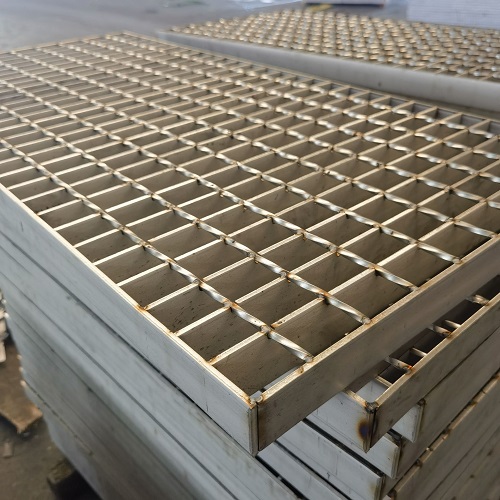 不銹鋼格柵風(fēng)雨考驗(yàn)的堅(jiān)固平臺(tái)