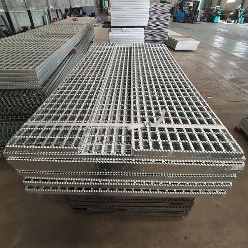 鍍鋅平臺(tái)鋼格板抗滑與防腐特性解析