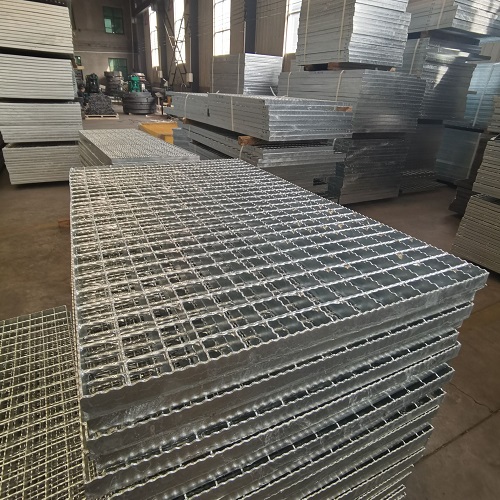 高空作業(yè)平臺(tái)專用鋼格板：安全承重設(shè)計(jì)全解析！