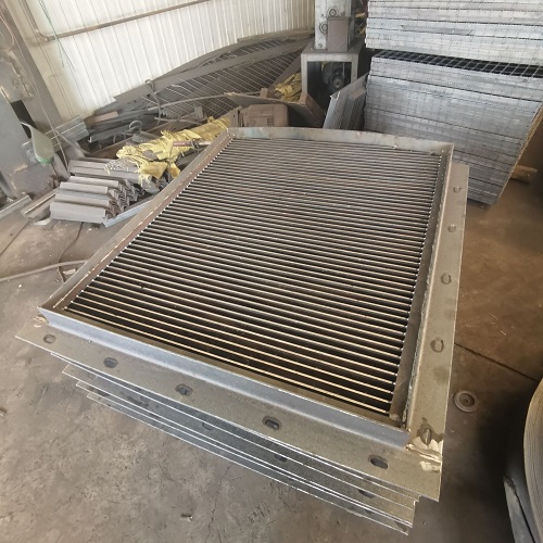 光伏電站鋼格板支架方案：耐候性+易維護(hù)！