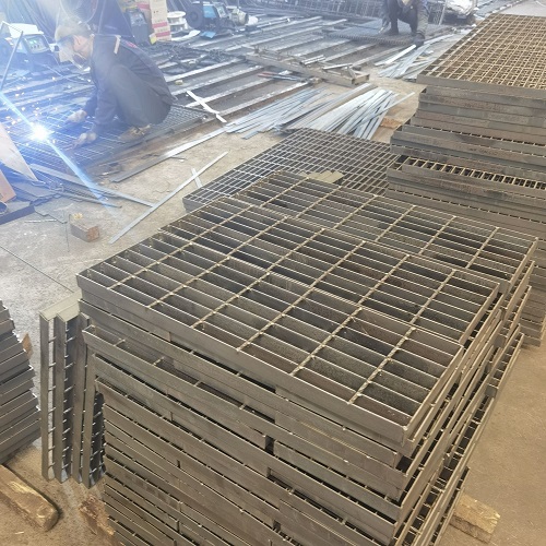 化工廠鋼格板選型指南：耐酸耐腐蝕材質(zhì)推薦！