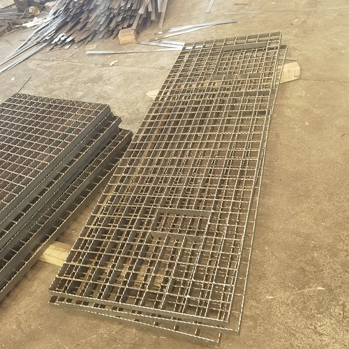 養(yǎng)殖場所鋼格柵：防堵塞與防腐蝕的設計方案