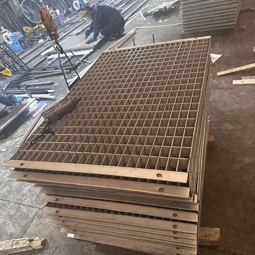 鋼格柵板踩空怎么辦？防滑設(shè)計來幫忙