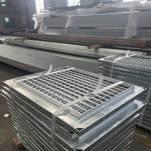 鋼格柵板踩空怎么辦？防滑設(shè)計來幫忙